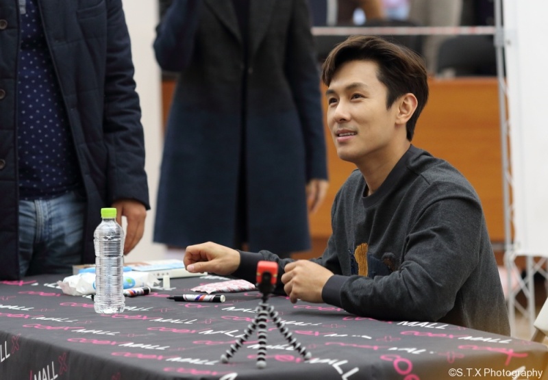 韩国男团神话成员金烔完COEX粉丝签名会