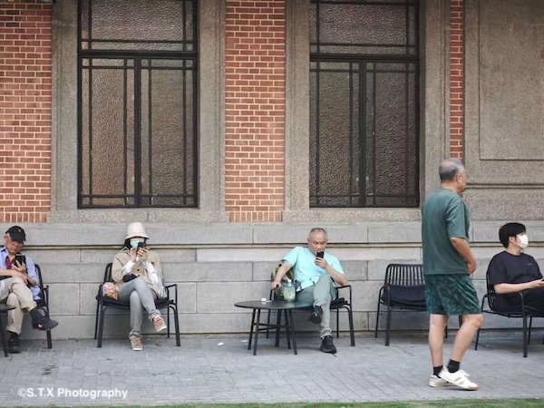 飘在思密达手机街头摄影